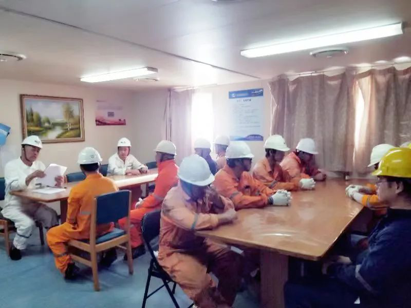 主題教育在船舶一線走深走實——“江遠(yuǎn)潤州”輪黨員帶頭做好緊急備艙