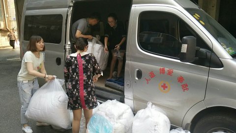 公司向南京市紅十字會(huì)捐贈(zèng)衣物等
