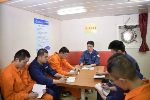 清風(fēng)送廉——江蘇遠(yuǎn)洋紀(jì)委送廉到一線(xiàn)