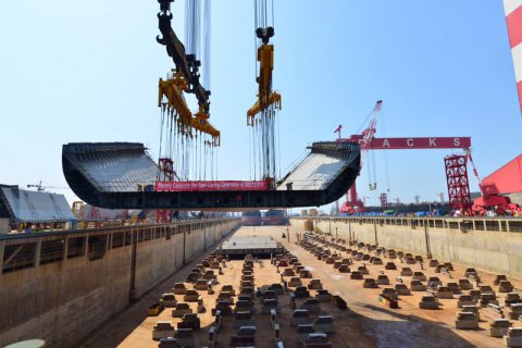江蘇遠(yuǎn)洋在大連中遠(yuǎn)海運(yùn)川崎船廠投資建造的兩艘6.1萬(wàn)噸超靈便型散貨船舉行鋪龍骨儀式