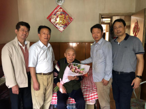 江蘇遠(yuǎn)洋領(lǐng)導(dǎo)班子慰問離休老干部和全國勞動模范