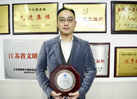 喜報！“江遠常州”輪船長繆燚獲香港海事處“海員戰(zhàn)疫”獎